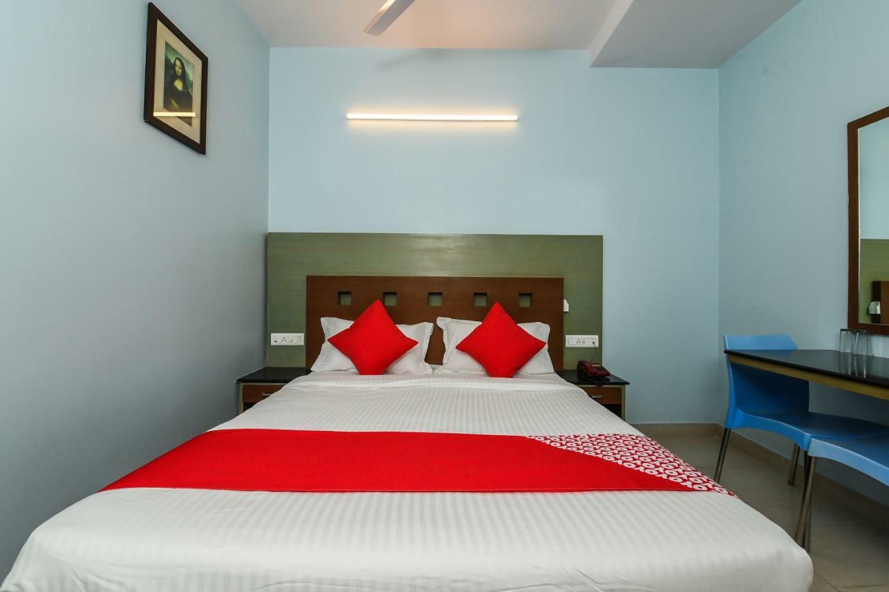 Hotel Balaji Grand Kākināda Exterior foto